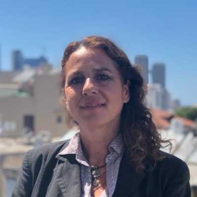 אסנת רחמים מטפלת באומנויות מדריכה מוסמכת בטיפול CBT